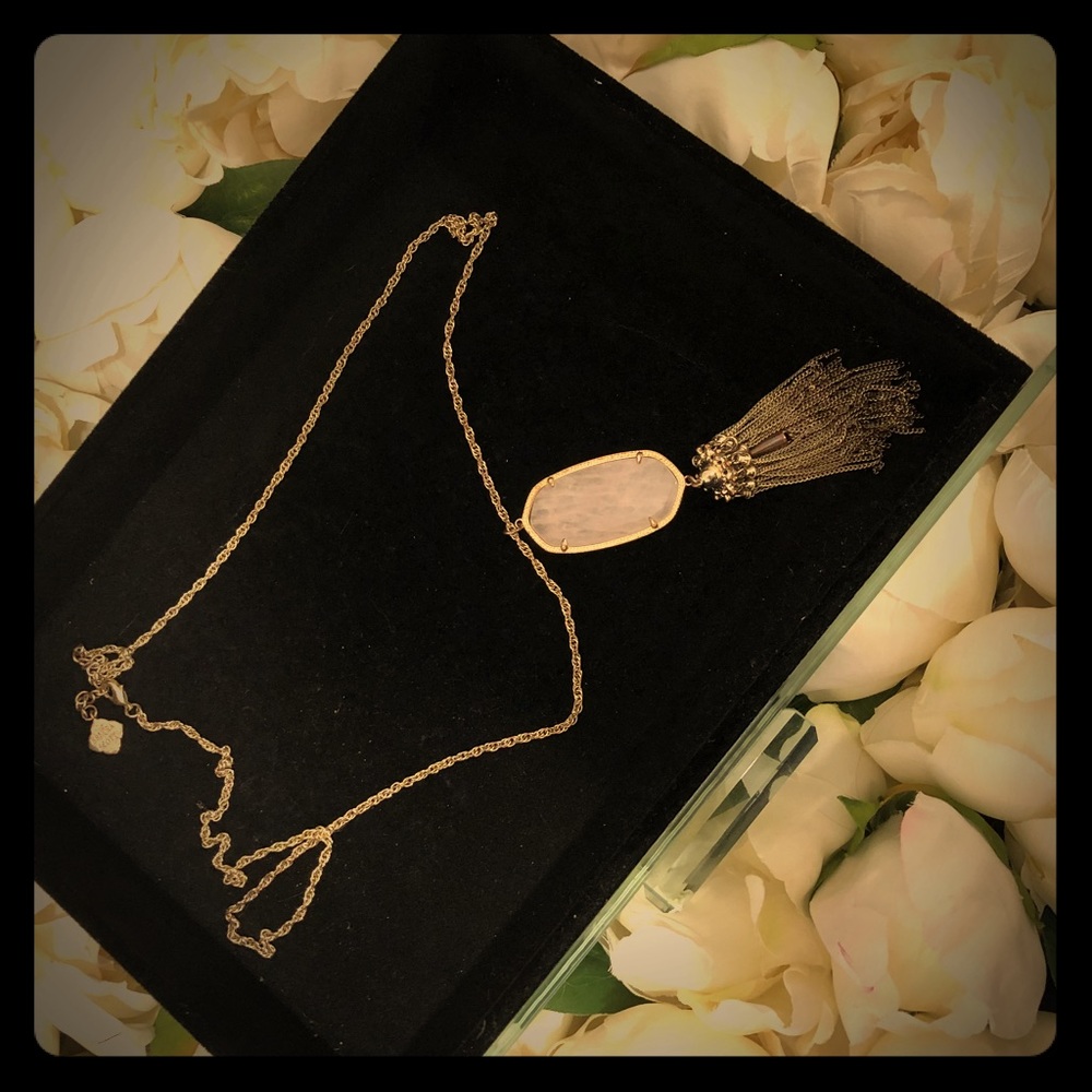 Kendra Scoot Necklace In Rose Quartz